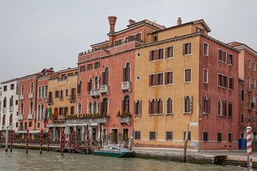 Oranje oude panden aan kanaal in oude centrum van Venetie, Italie