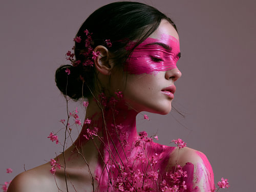 Femme aux fleurs roses – Art du portrait moderne