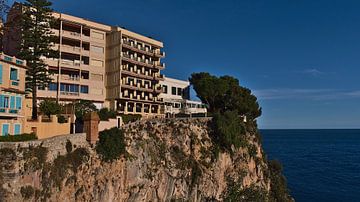 De rotsen van Monaco-Ville van Timon Schneider