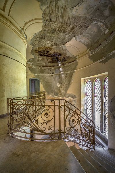 Trap in een verlaten Palazzo van Frans Nijland