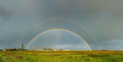 Regenboog bij molen De Bonte Hen, Zaandam, Noord-Holland, Nederland