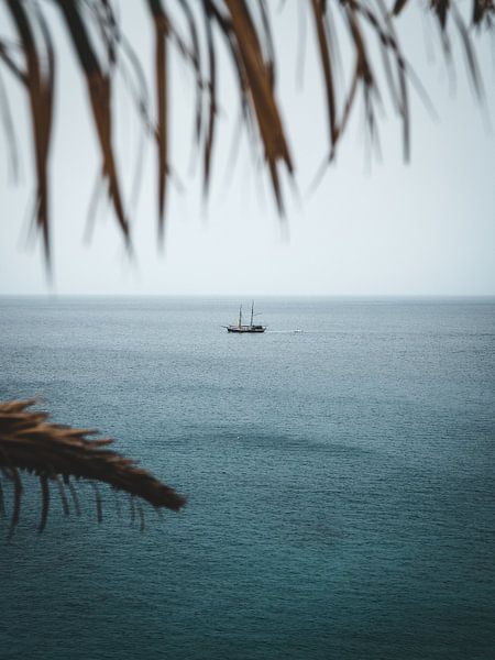 Ship in front of Morro Jable by Jonathan Kemper