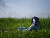 Pop met blauw haar in het gras op een mooie voorjaarsdag van Margreet van Tricht thumbnail
