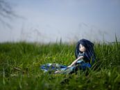Pop met blauw haar in het gras op een mooie voorjaarsdag sur Margreet van Tricht Aperçu