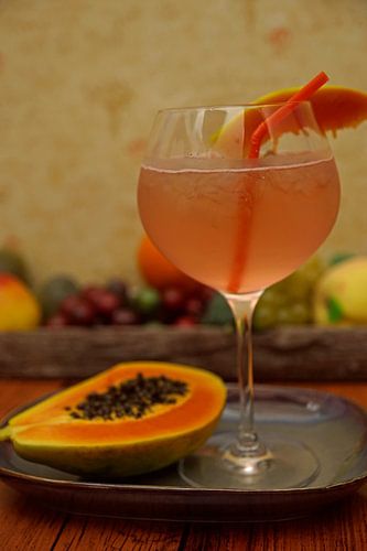 Gin cocktail met papaya en limoen