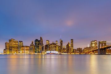 Skyline Manhattan bij zonsondergang New York City van Eveline Dekkers