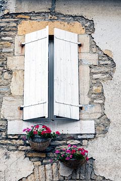 Oude muur met Frans raam voorzien van luiken en bloemen van Fika Fotografie