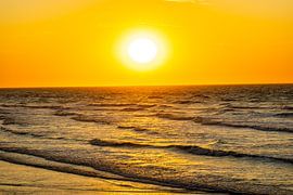 Abendlicher Strandspaziergang in der wunderschönen Normandie bei Saint-Aubin-Sur-Mer - Frankreich von Oliver Hlavaty