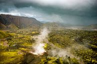 Stoomput in de kleurrijke bergen van Landmannalaugar in IJsland van Sjoerd van der Wal Fotografie thumbnail