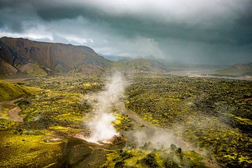 Dampfgrube in den bunten Bergen von Landmannalaugar in Island von Sjoerd van der Wal Fotografie