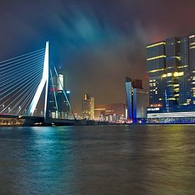 Erasmusbrug en De Rotterdam bij Nacht van Dick Vermeij