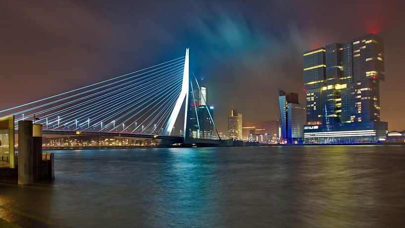 Erasmusbrug en De Rotterdam bij Nacht van Dick Vermeij