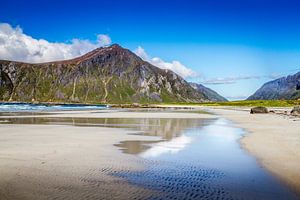 Ein verlassener Strand auf den Lofoten in Norwegen von Hamperium Photography