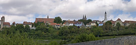 Les anciens remparts et les tours surplombant une forêt verdoyante, ainsi qu'une vue sur la ville médiévale de Rothenburg ob der Tauber sur Andreas Freund