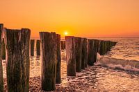 Zonsondergang Domburg met golfbrekers