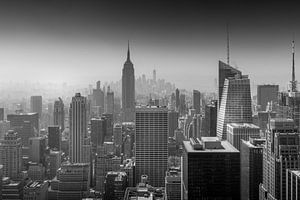 Blick vom Top of the Rock in Schwarz-Weiß Richtung Empire State Building