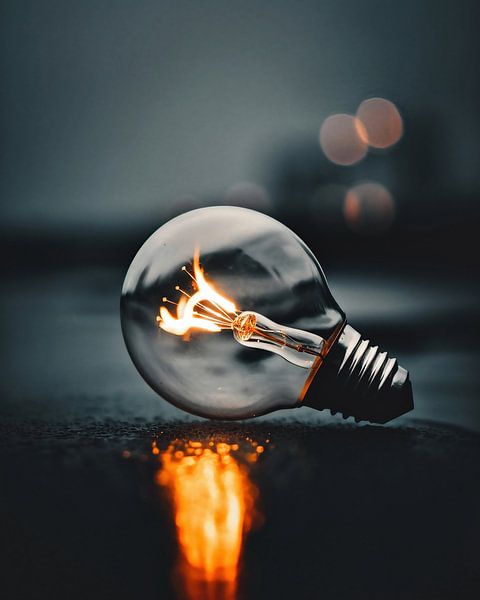 Lampe lumineuse sur la route par fernlichtsicht