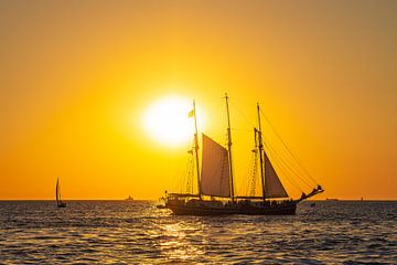 Zeilschip in de zonsondergang bij de Hanse Sail in Rostock van Rico Ködder