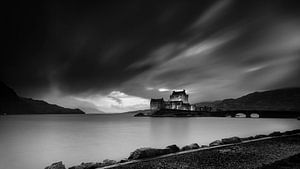 Eilean Donan Castle, dramatischer Himmel, Schottland von Henno Drop