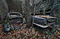 Urbex oldtimer auto's buiten bij een verlaten garage