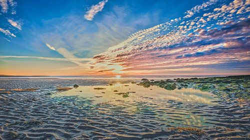 Strand und Nordsee bei Sonnenuntergang