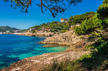 Blick auf das Meer von Mallorca, schöne Küste in Cala Rajada von Alex Winter