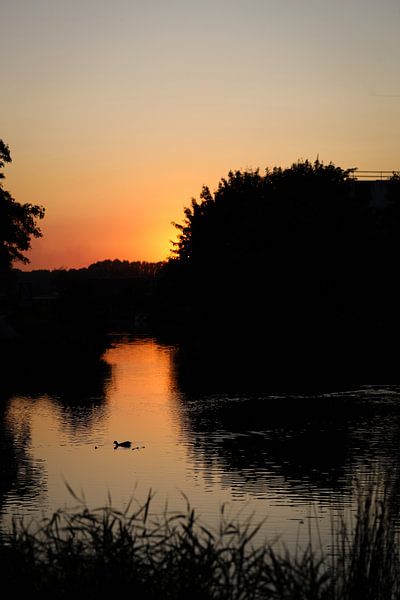 Sonnenuntergang an einem Fluss von Ken Huysmans