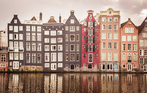 Warehouses near Damrak in Amsterdam city centre by Sven Wildschut