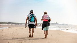 Wandelaars langs de zee van Percy's fotografie