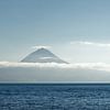 Azorenlandschaft im Atlantik, Blick von São Jorge auf den Vulkan Pico mit Linsenwolke von Ralf Lehmann