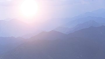 Silhouetten van de toppen en bergen aan het Gardameer bij zonsopgang van Thomas Heitz