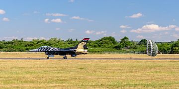 Turkish Air Force's F-16 demo team: SOLOTÜRK. by Jaap van den Berg