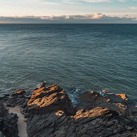 Felsen und ein ruhiges Meer in der Normandie, Frankreich von Martijn Joosse