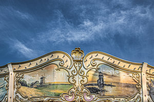 Klassische Karussellranddekoration in sanftem Sonnenlicht