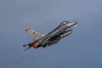 U.S. Air Force F-16 stijgt op vanaf Spangdahlem Air Base.