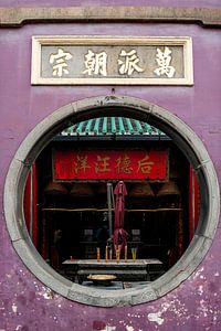 Rond raam bij een tempel in Macau van Mickéle Godderis