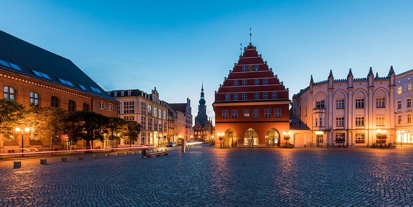 Rathaus am Marktplatz in der Hansestadt Greifswald von Werner Dieterich