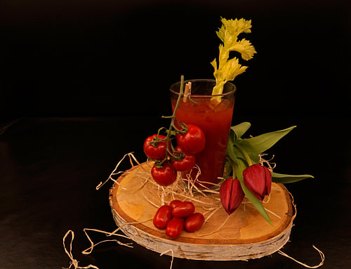Tomato wodka cocktail met selderij en trostomaten