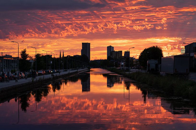 Le canal de la ville du coucher du soleil à Eindhoven par Mitchell van Eijk