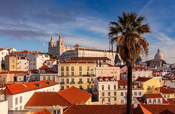 Uitzicht vanaf Portas do Sol, Lissabon, Portugal (1) van Adelheid Smitt