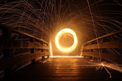 Vonkenregen op brug in het donker