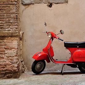 Rode Vespa scooter van Henk Piek
