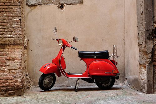 Rode Vespa scooter van Henk Piek