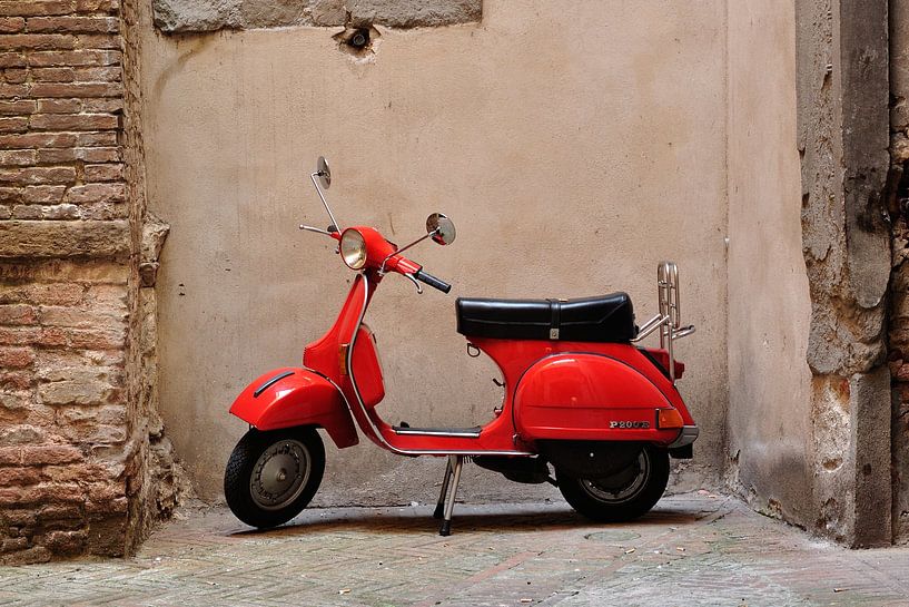 Rode Vespa scooter van Henk Piek