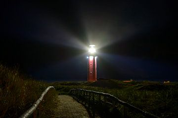 Texeler Leuchtturm in den Dünen in einer stürmischen Herbstnacht von Sjoerd van der Wal