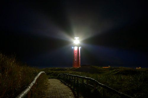 Texelse vuurtoren in de duinen tijdens een stormachtige herfstnacht
