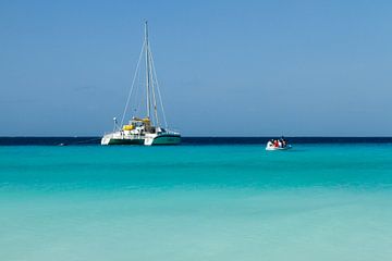 Catamaran bij klein Curacao no. 3 van Arnoud Kunst