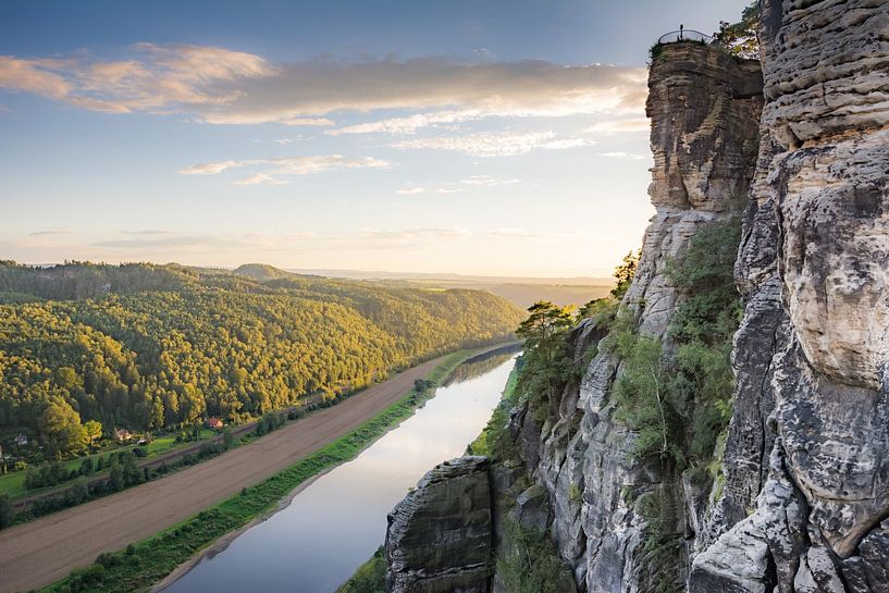 Uitzicht op de Elbe vanaf de Bastei in het Elbezandsteengebergte van ManfredFotos