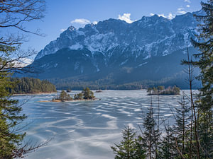 Garmisch-Partenkirchen: Der Eibsee unterhalb der Zugspitze