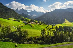 Dolomites, vue sur Santa Magdalena et les montagnes d'Odle.